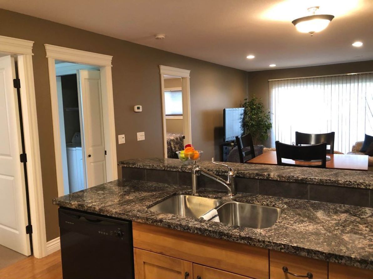 2-5 minutes to walk to beach, fully stocked w/the basics.