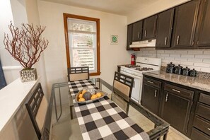 Fridge, microwave, oven, stovetop - Stylish and Refined with Easy City Access (Pittsburgh)