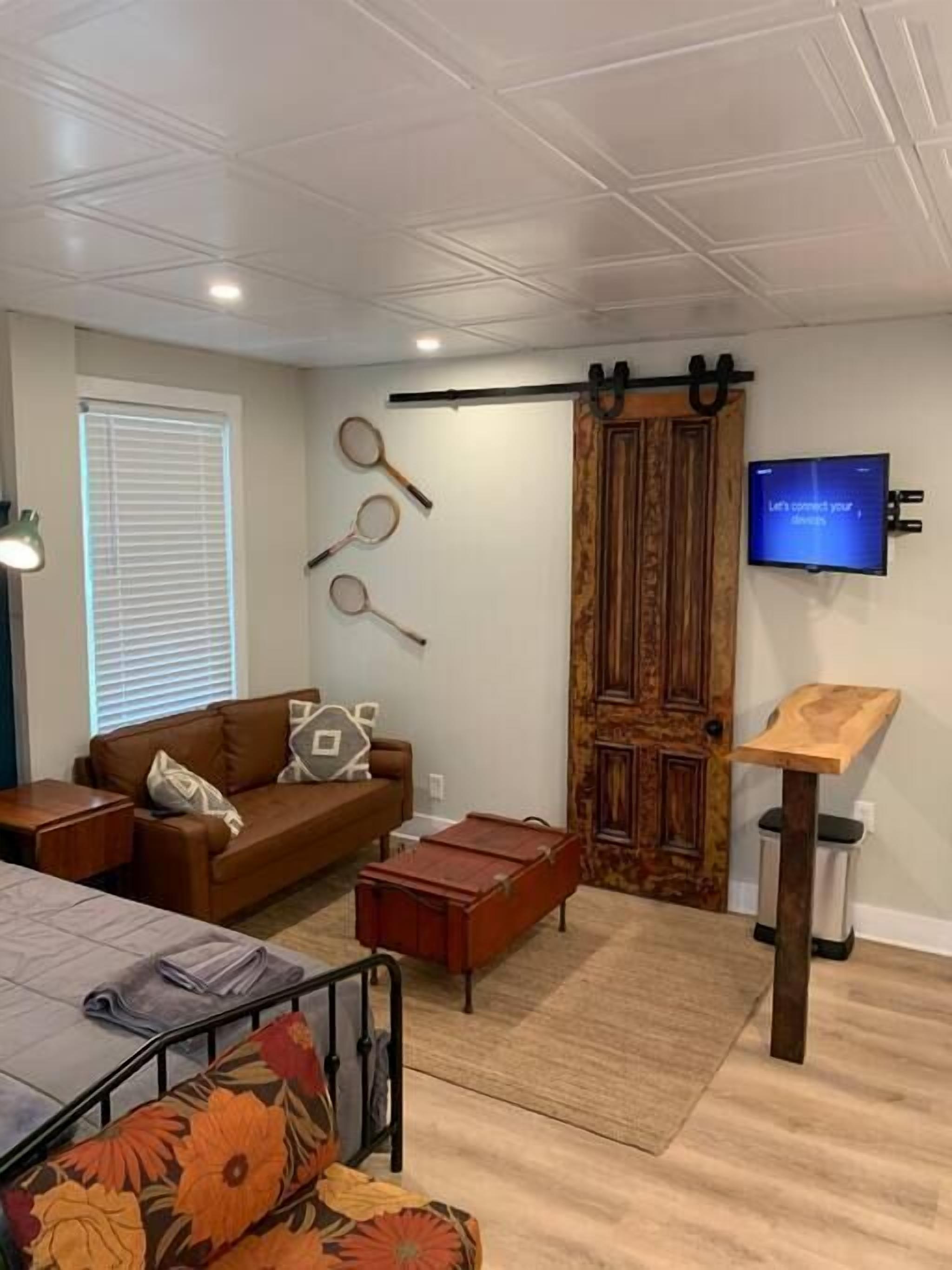 Refined Studio, New Construction, 1 Mile From Town