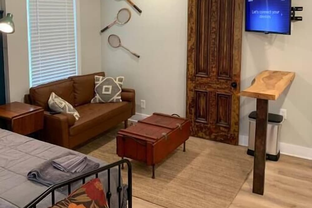 Refined Studio, New Construction, 1 Mile From Town