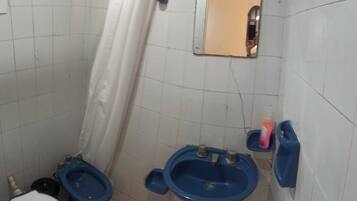 Ducha, secador de pelo, bidet, toallas