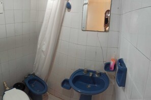 Ducha, secador de pelo, bidet, toallas