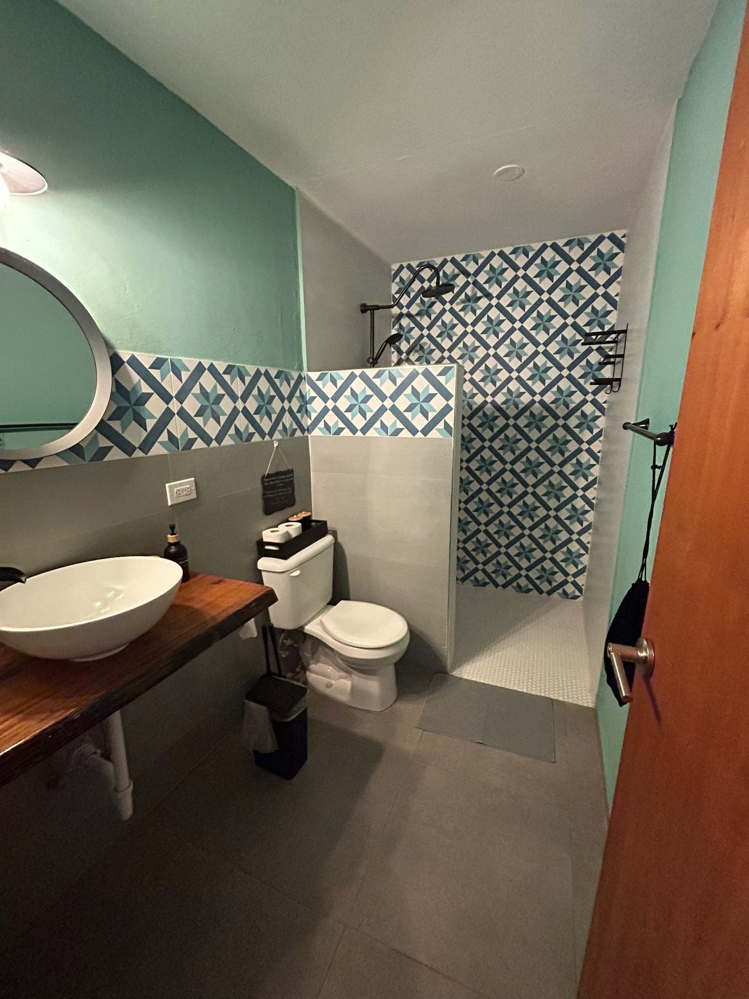 Ein Badezimmer mit Waschbecken, Toilette und Dusche.