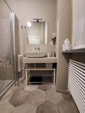 Shower, hair dryer, towels, soap - Apartment Pertinace Old Town Alba (Alba)