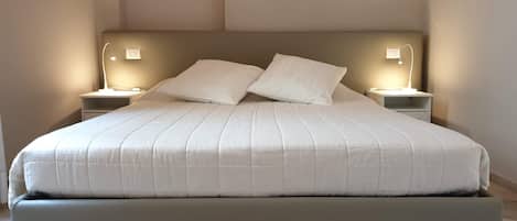 1 habitación, tabla de planchar con plancha, wifi gratis y ropa de cama