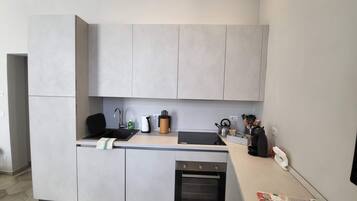 Frigorifero, forno, piano cottura, lavastoviglie