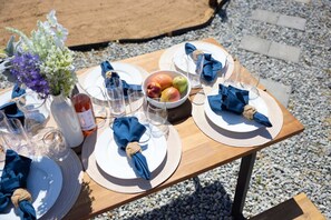 Outdoor dining - Joshua Tree Desert Spa Retreat by Colby & Conrad (Joshua Tree)