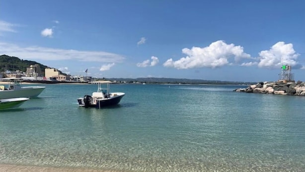 A clear waterfront view with boats docked, a sandy beach, and a rocky breakwater. - Private Country house 5 miles from beach (Aguada)