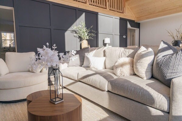 TV, video games, Netflix, streaming services - Driftwood Lodge | Movie Theater | Hot Tub | Sauna (Blakeslee)
