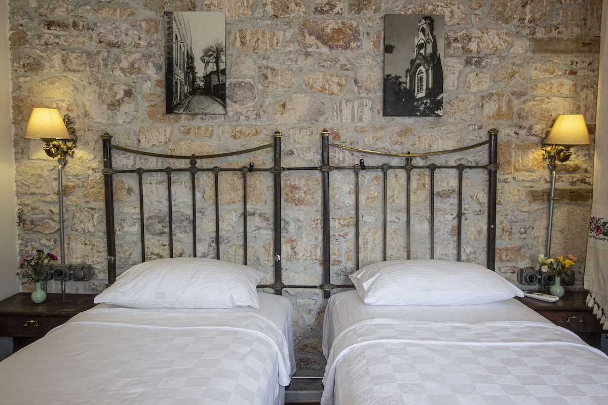 Habitación estándar con 2 camas individuales | Ropa de cama de alta calidad, wifi gratis y ropa de cama