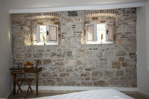 Habitación triple estándar | Ropa de cama de alta calidad, wifi gratis, ropa de cama