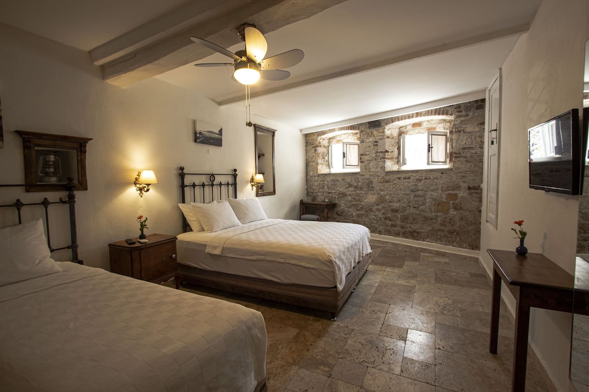 Habitación triple estándar | Ropa de cama de alta calidad, wifi gratis y ropa de cama