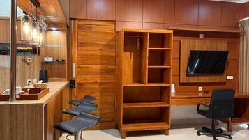 Suite monolocale Executive | Una cassaforte in camera, una scrivania, ferro/asse da stiro