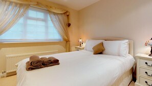 2 bedrooms, iron/ironing board, free WiFi, bed sheets