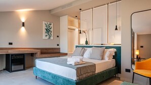 Une chambre à coucher moderne avec un lit, une table de chevet et une chaise.