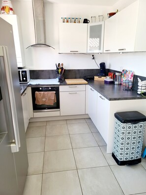 Réfrigérateur, micro-ondes, four, plaque de cuisson