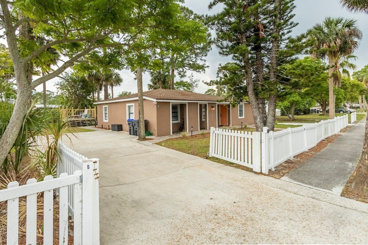 Dual Duplex Paradise ~ 2 Hot Tubs ~ River View