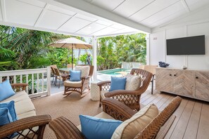 TV - ~LILLY'S PAD~ Upscale elegance with a private pool and parking! (Key West)
