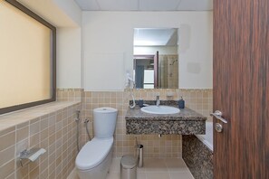 Sèche-cheveux, bidet, serviettes fournies, savon