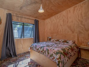 3 bedrooms, WiFi, bed sheets - The Pumpkin Shed – Kuaotunu Holiday Home (Kuaotunu)