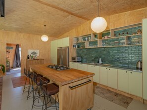 Fridge, microwave, coffee/tea maker, toaster - The Pumpkin Shed – Kuaotunu Holiday Home (Kuaotunu)