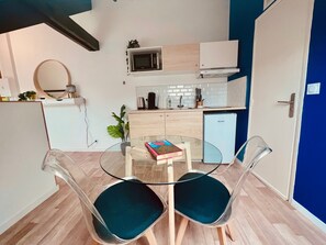 Kühlschrank, Mikrowelle, Ofen, Wasserkocher mit Kaffee-/Teezubehör