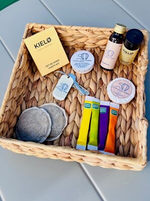 Secador de cabelo, toalhas de banho