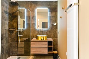 Handtücher, Seife, Shampoo, Toilettenpapier