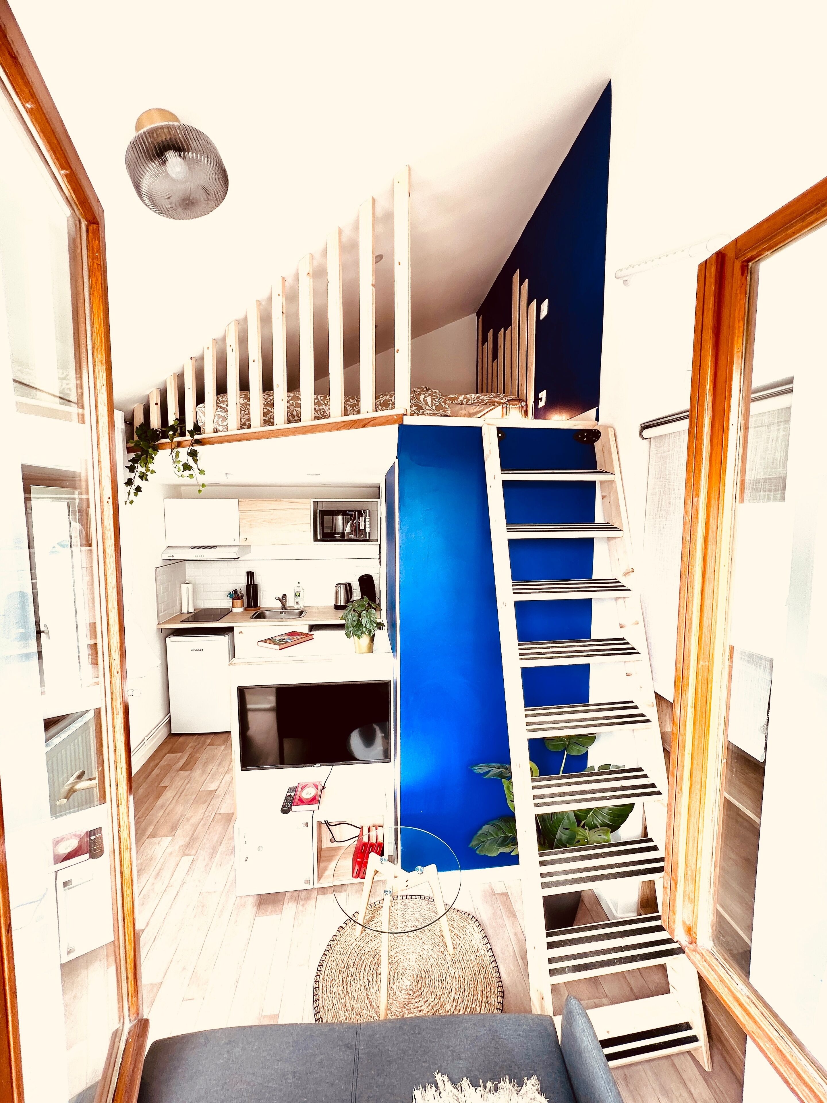 Een modern interieur met een keuken, een eethoek en een trap.