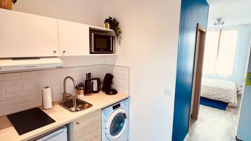 Een koelkast, een microgolfoven, een oven, een vaatwasser
