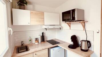 Geladeira, micro-ondas, fogĂŁo, cafeteira/chaleira