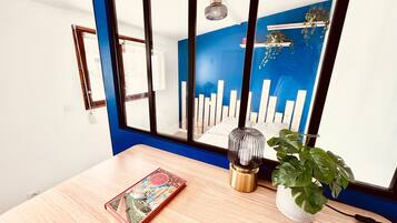 Een strijkplank/strijkijzer, gratis wifi, beddengoed