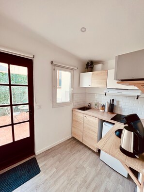 Fridge, microwave, coffee/tea maker, electric kettle