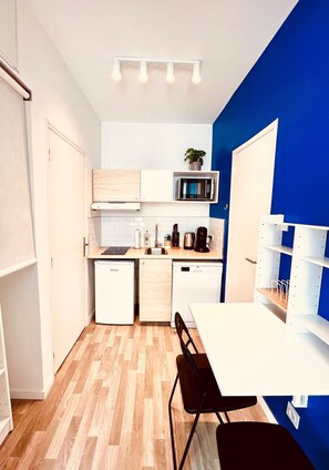 Kühlschrank, Mikrowelle, Ofen, Geschirrspüler