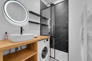 Kostenlose Toilettenartikel, Haartrockner, Handtücher