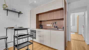 Coffee/tea maker, fridge, oven, dishwasher
