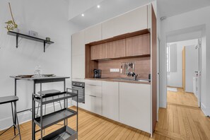 Kühlschrank, Ofen, Geschirrspüler, Wasserkocher mit Kaffee-/Teezubehör
