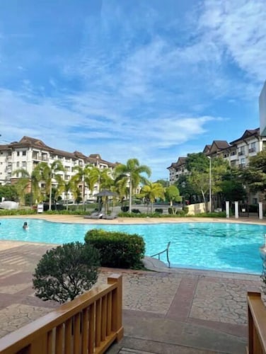 Big Group 2BR with 3AC Resort Condo beside SM Mall!