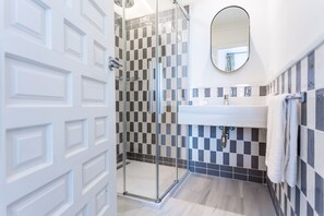 Regadera, secadora de cabello, toallas, jabón 