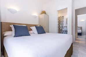 3 habitaciones, tabla de planchar con plancha y cuna de viaje 