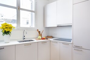 Kjøleskap, mikrobølgeovn, ovn og oppvaskmaskin