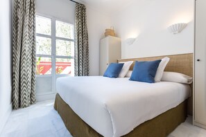 3 chambres, fer et planche à repasser, lit de bébé portatif