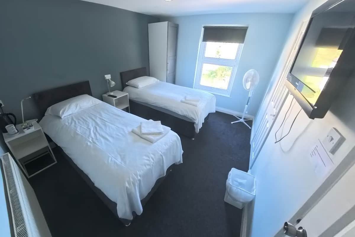 Basic-Zweibettzimmer | Bügeleisen/Bügelbrett, kostenloses WLAN, Bettwäsche
