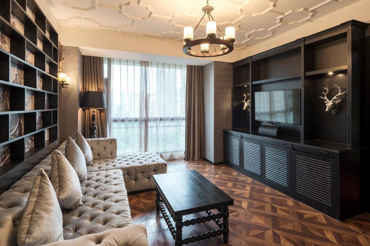Ein modernes Wohnzimmer mit Sofa, Couchtisch und TV-Möbel.