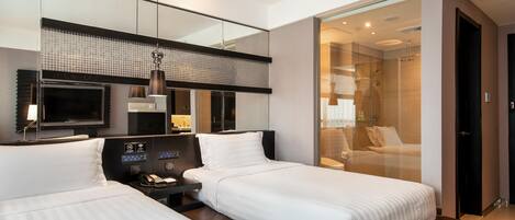 Une chambre d’hôtel avec deux lits, une télévision, un panneau de commande et une douche en verre.