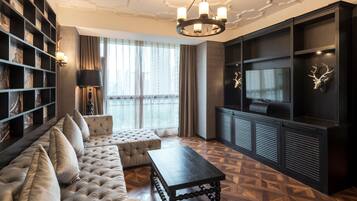 Una sala de estar moderna con un sofá, una mesa de centro y un mueble para la televisión.