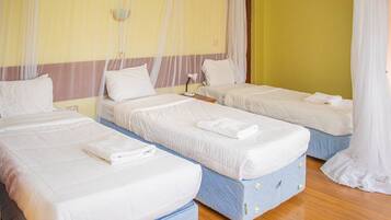 Phòng 3 tiện nghi đơn giản | Két bảo mật tại phòng, bàn, khu vực làm việc phù hợp cho laptop