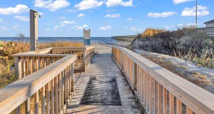 Snowbird-friendly condo with balcony, ocean view, beach access & pool