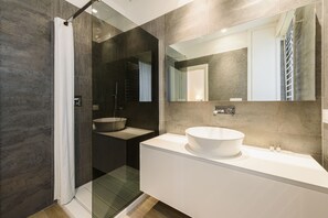 Luxury Apartment | Bathroom | Shower, hair dryer, bidet, towels