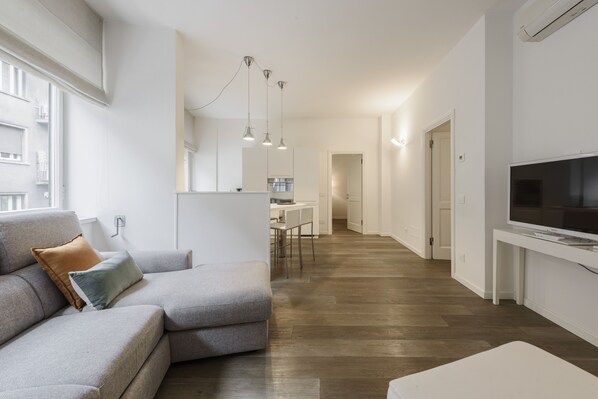 Luxury-Apartment | Wohnbereich | 40-Zoll-Flachbildfernseher mit Digitalempfang, Fernseher